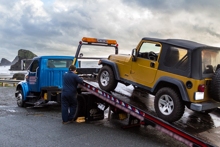 this image shows truck towing services in Evanston, IL